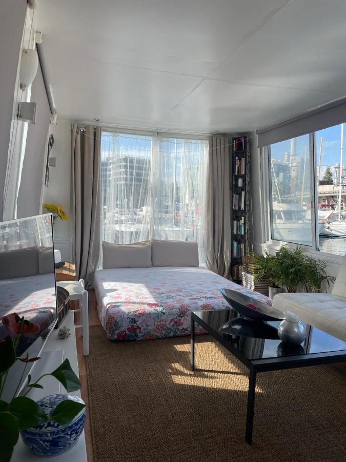Hotel na wodzie Light Bedroom In A Boat *