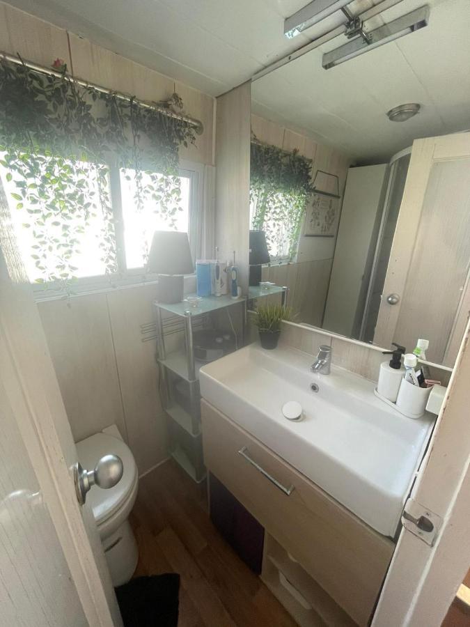 Hotel na wodzie Light Bedroom In A Boat *